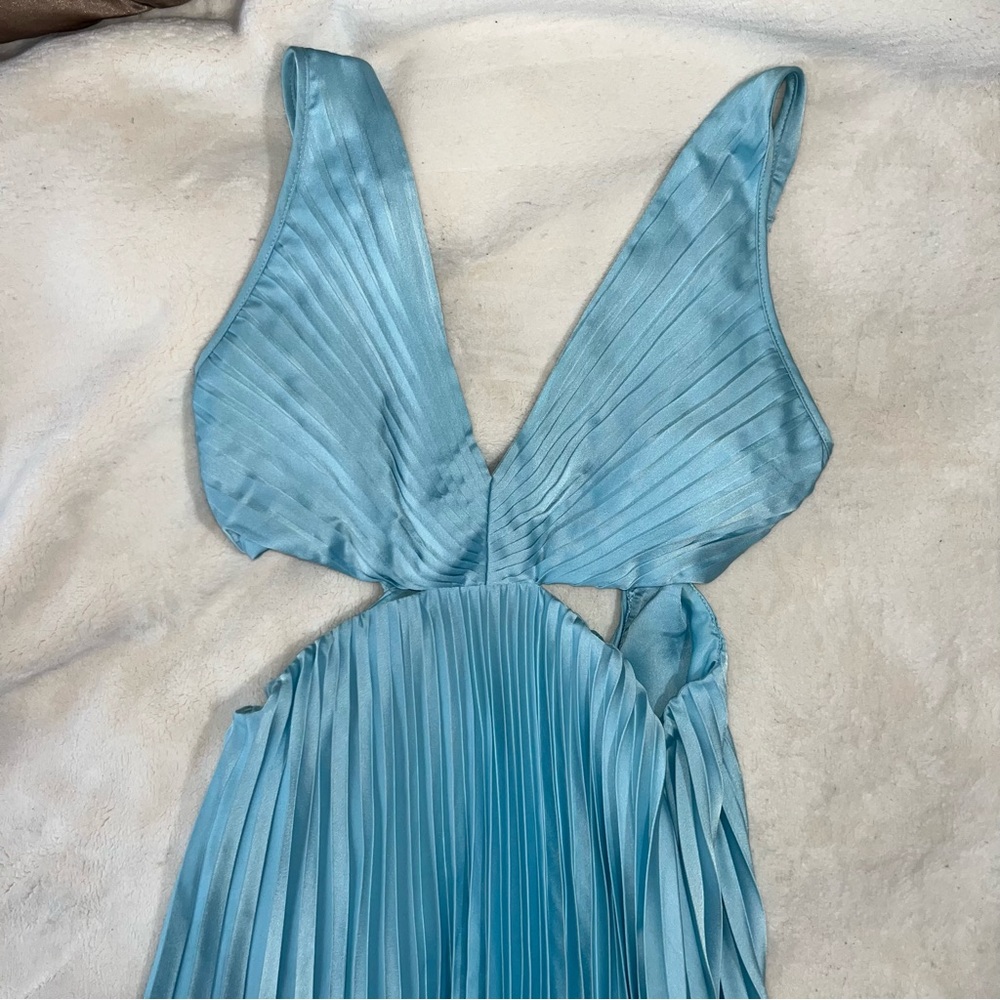 Side cut out triangle cup spaghetti strap pleated midi